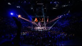 Миро в 360-градусова кръгла сцена - над 7000 души пяха заедно с него