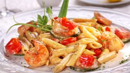 Паста със скариди, тиквички и домати