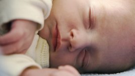 Да облекчим коликите на бебето