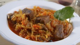 Гъска с кисело зеле на фурна