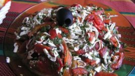 Салата от свежо сирене