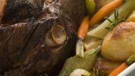 Агнешко с лук и картофи