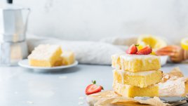 Маслен кекс с полента и ягоди