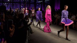 Цветя, черно и ефирни материи от Roberto Cavalli за есен/зима 2026/2027 (+Снимки)