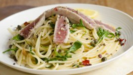 Лингуини с риба тон, каперси и рукола 