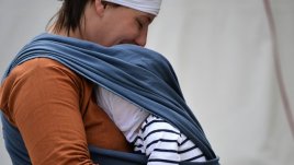 Хамак, кенгуру, слинг шал или детска количка? 