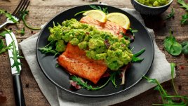 Сьомга на грил с дип от авокадо 