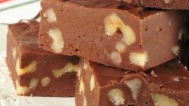 Фъдж бонбони с ядки и маршмелоу