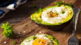 Печено авокадо с яйце
