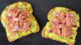 Сандвич с риба тон и авокадо