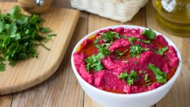 Домашен хумус с червено цвекло и чесън