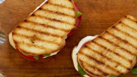 Сандвич „Капрезе“ с пиле