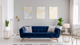 Интериор на всекидневната в сиво