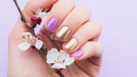 Маникюр със златен блясък за пролетта