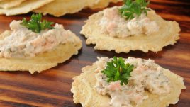 Разядка с пушена сьомга и крема сирене