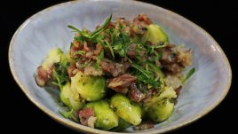 Салата с брюкселско зеле и бекон