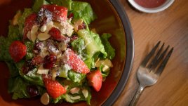 Салата с маруля, ягоди, нар и филиран бадем