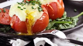 Пълнени домати със салам и яйце