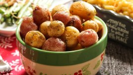 Пресни картофи с подправки и сирена