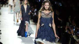 Бляскави материи и асиметрични линии в колекцията на Louis Vuitton за есен/зима 2024/2025