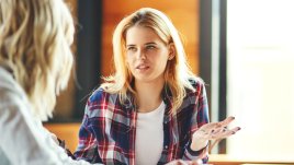 Неприятни навици по време на разговор, които да изкорените