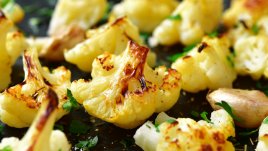 Пикантен карфиол на фурна с магданоз