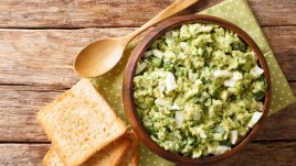 Салата с яйца и авокадо