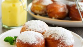 Меки бухтички с пудра захар