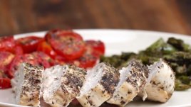 Пилешки пържоли с аспержи и чери домати