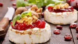 Печено Бри с чесън, орехи и конфитюр