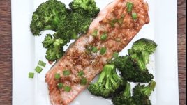 Сьомга с марината и броколи