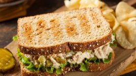 Сандвич с риба тон, ябълка и кисела краставичка 