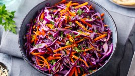 Зелева салата с авокадо 