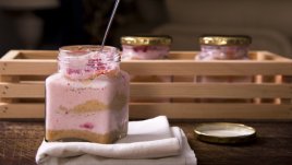 Чийзкейк с ягоди като крем в чаша