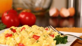 Бъркани яйца със зеленчуци и чедър