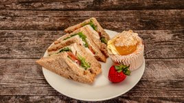 Салата с пилешко и ягоди за сандвич 