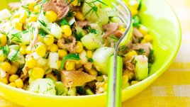 Салата с царевица, пилешко и дресинг