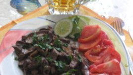 Яхния от черен дроб с гъби и вино