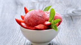 Ягодово сорбе с мед и мента