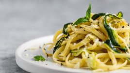 Паста карбонара с тиквички и бекон