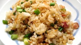 Ориз с бекон и грах на тиган