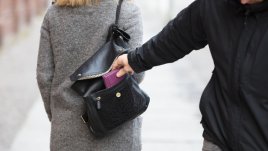 Триковете на крадците, с които ни отмъкват телефона или портфейла