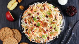 Свежа салата със зеле, моркови и дресинг