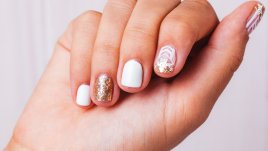 Маникюри със златист блясък