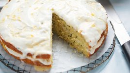 Торта с тиквички, крема сирене и шамфъстък