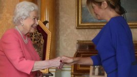 Десислава Радева избра тоалет в кралско синьо за срещата с Елизабет II