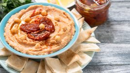 Хумус със сушени домати