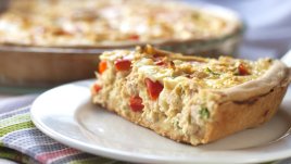 Киш с пилешко, чушки и два вида сирене 