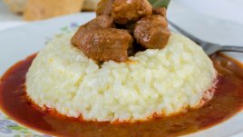 Свинска кавърма върху канапе