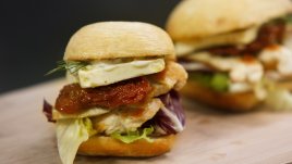 Сандвич с пуешко и маринована фета 